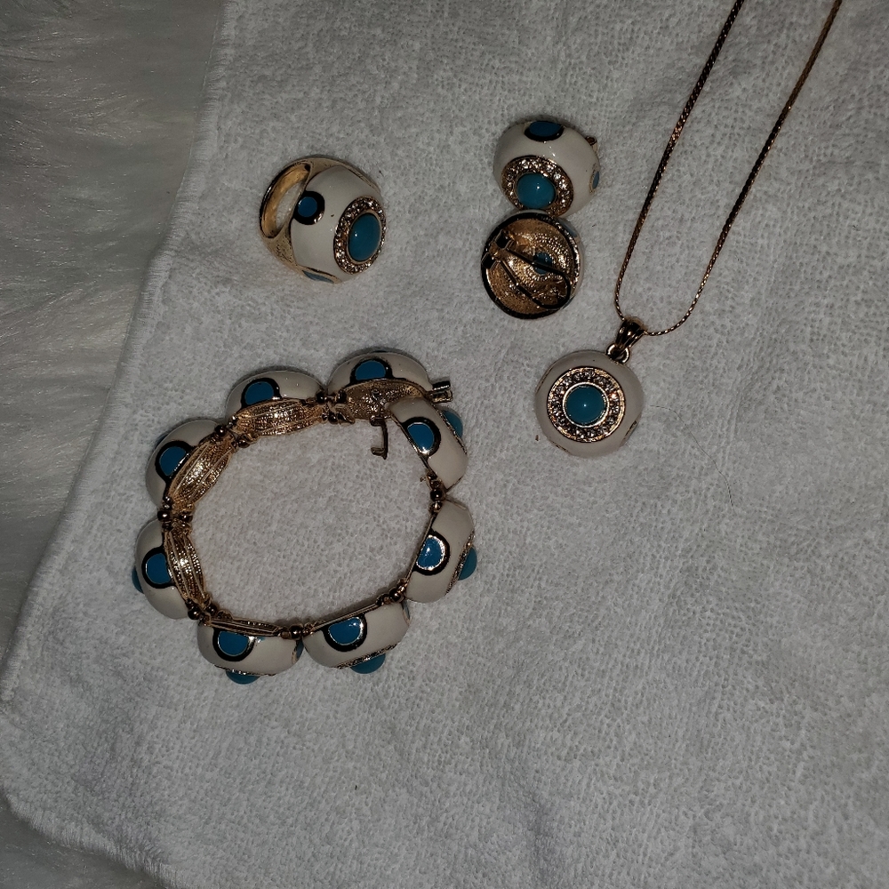 Jewelry Set - Picture 3 of 3